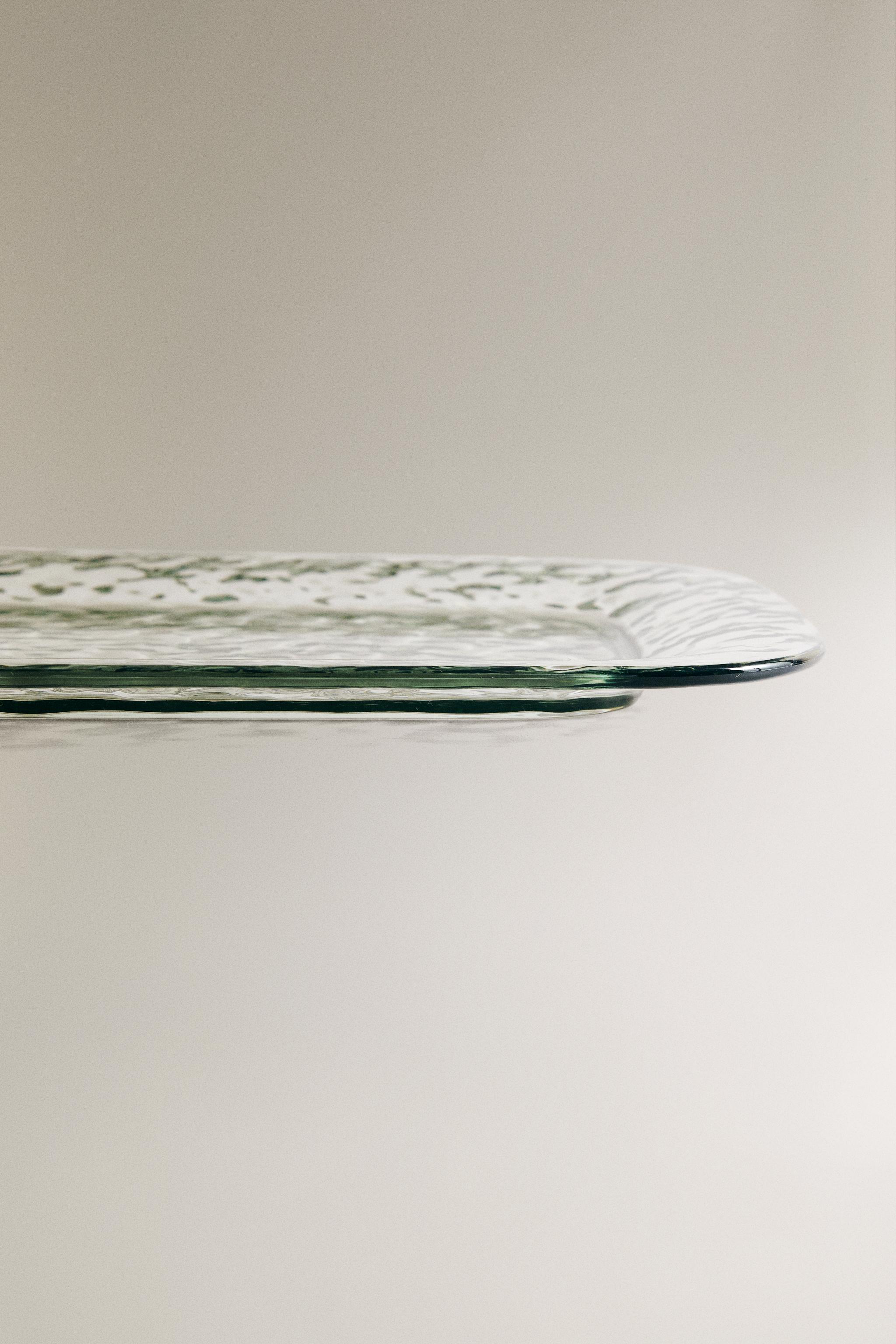 ACRYLIC TRAY WITH TEXTURED EDGE